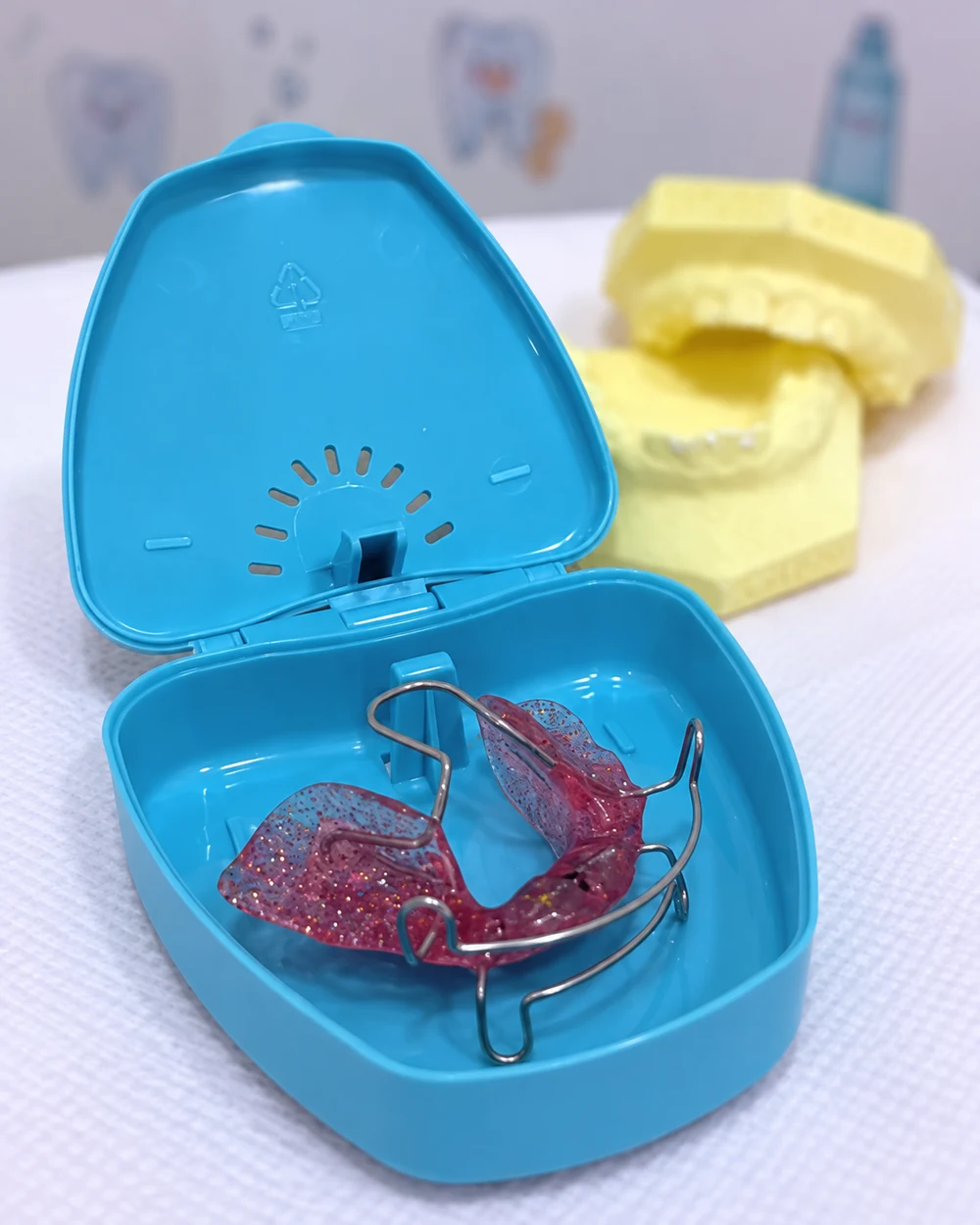 Bionator do consultório em estojo azul, com fundo desfocado