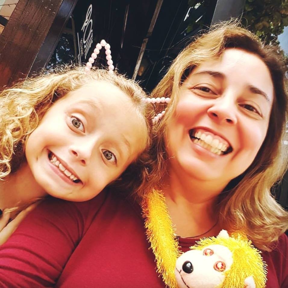 Dra. Anne com uma paciente em consulta de acompanhamento.