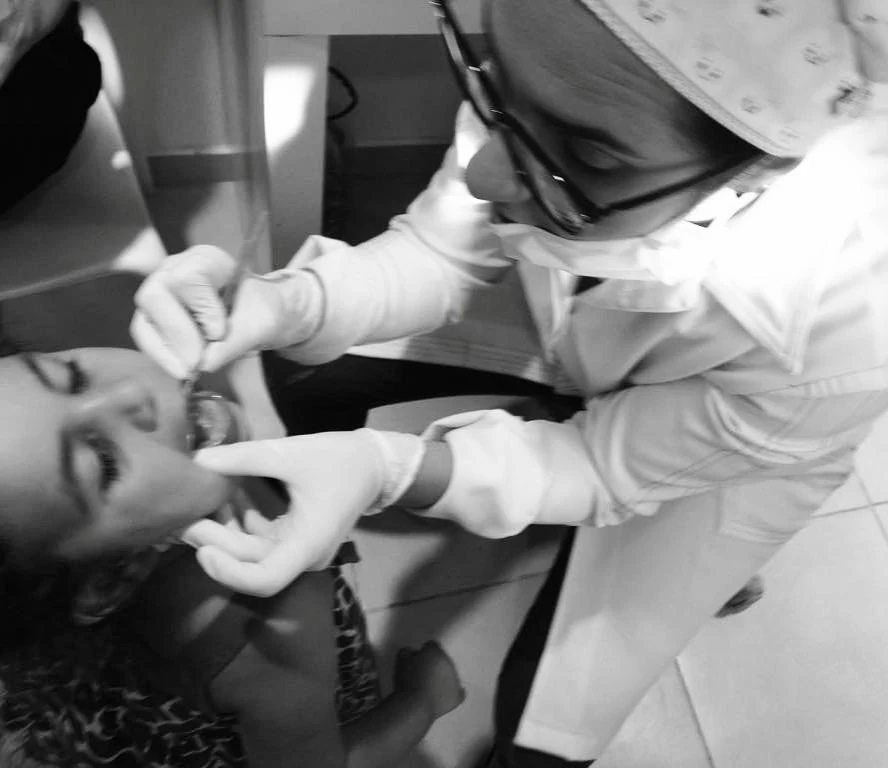 Dra. Anne durante atendimento odontológico, imagem do acervo da Dra. Anne Barbosa